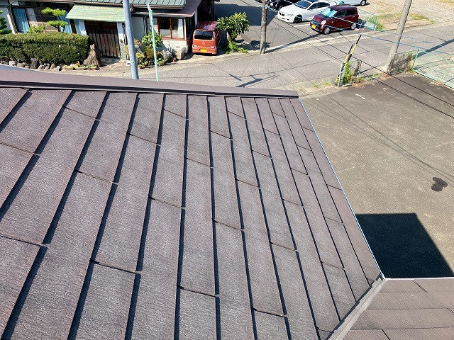 大垣市で劣化したスレート屋根の点検、角が小さく欠けていたり表面の色褪せが見られました